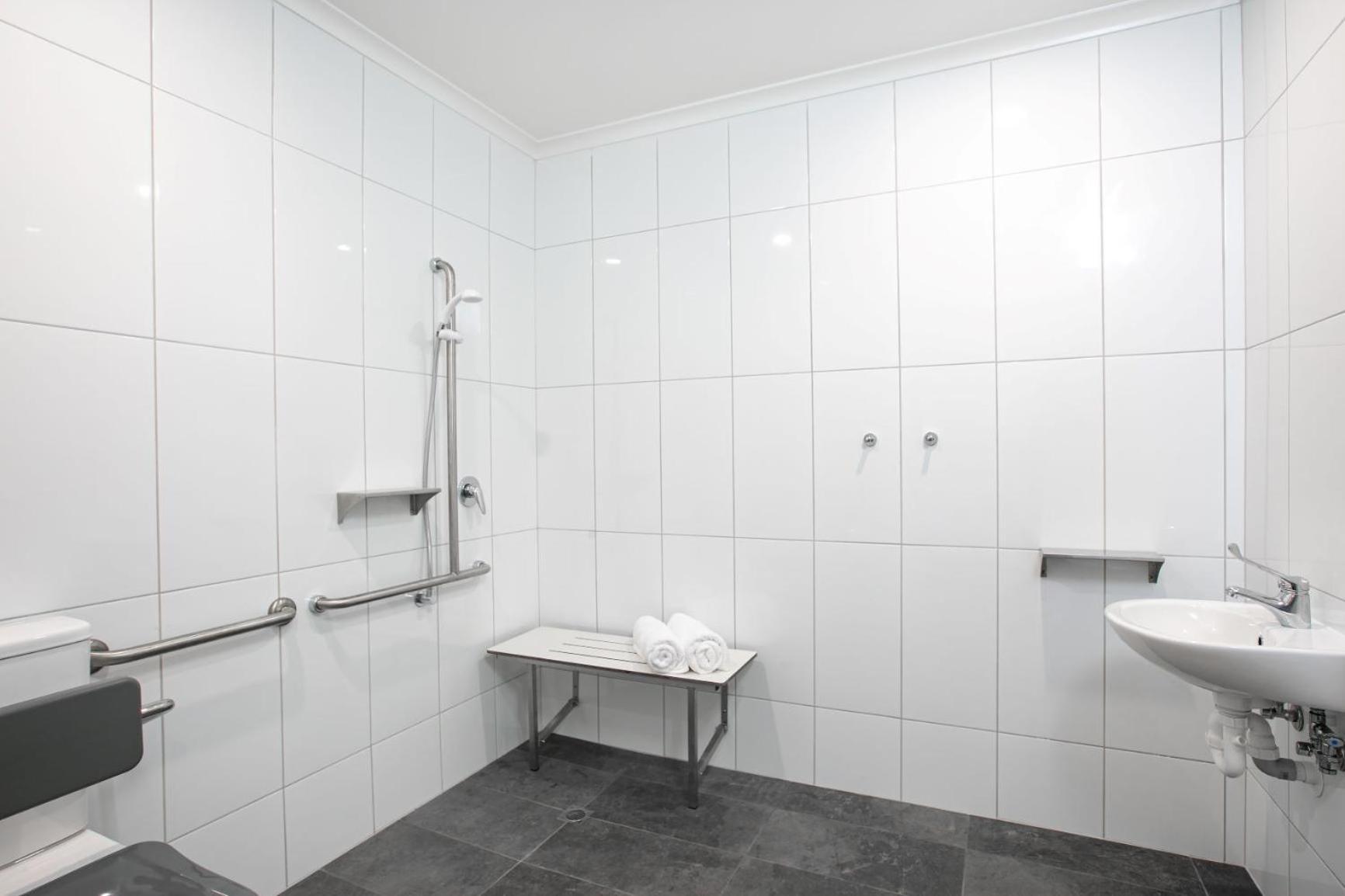 Mihaven Shared Living - Pembroke St Hostel Кернс Екстериор снимка