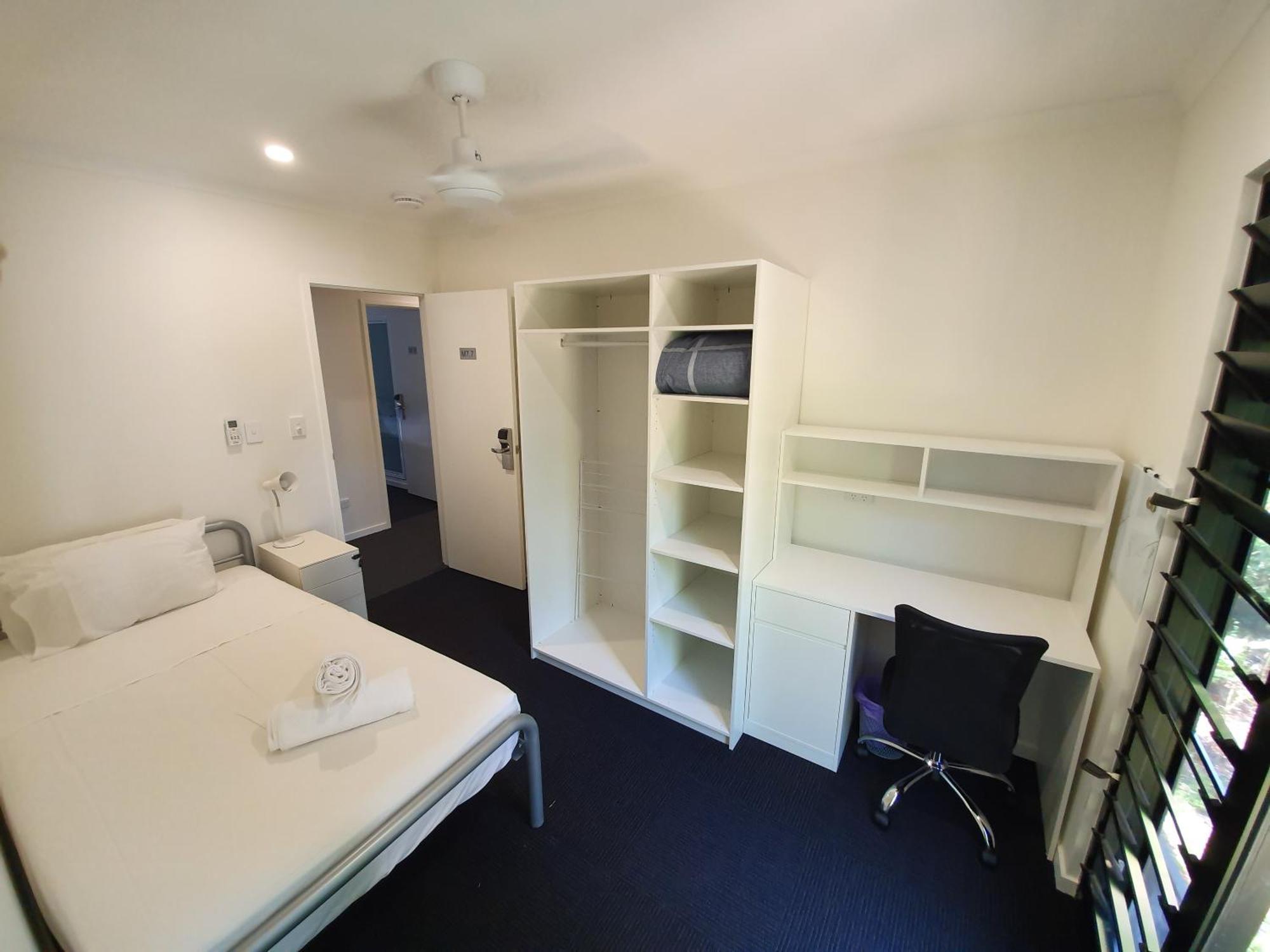 Mihaven Shared Living - Pembroke St Hostel Кернс Екстериор снимка