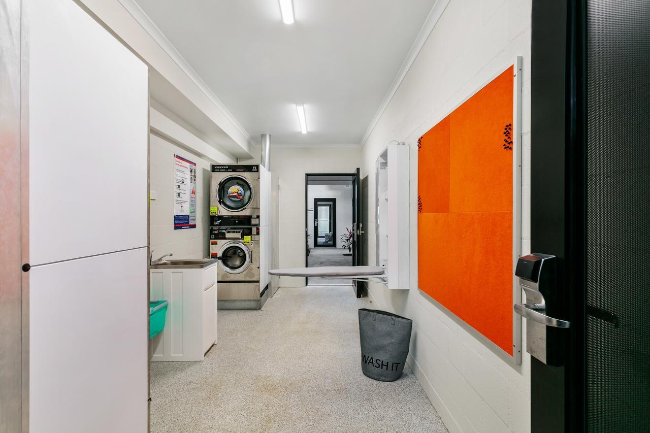 Mihaven Shared Living - Pembroke St Hostel Кернс Екстериор снимка