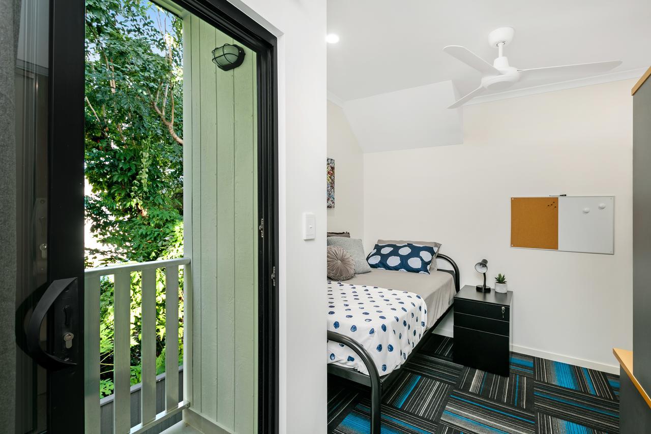 Mihaven Shared Living - Pembroke St Hostel Кернс Екстериор снимка