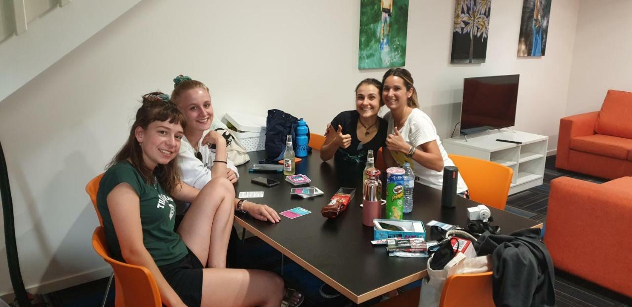 Mihaven Shared Living - Pembroke St Hostel Кернс Екстериор снимка